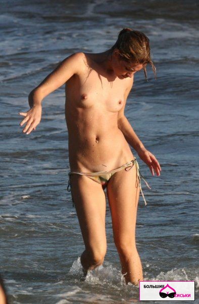 Модель Julie Ordon топлес на пляже (16 фото)
