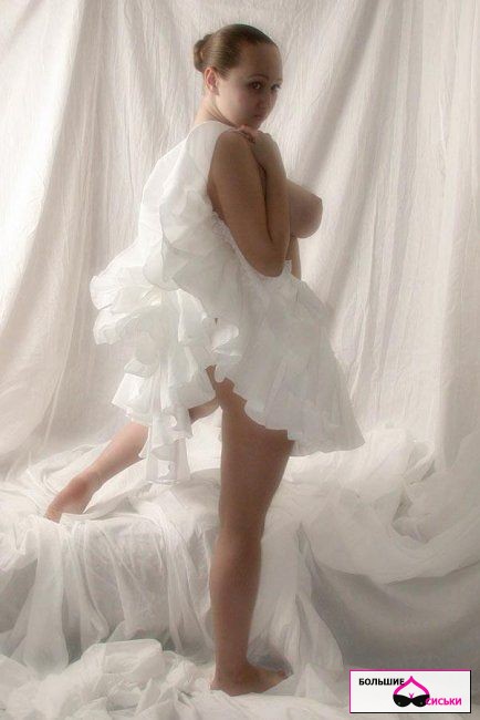 Русская девушка с большой грудью и в белом платье