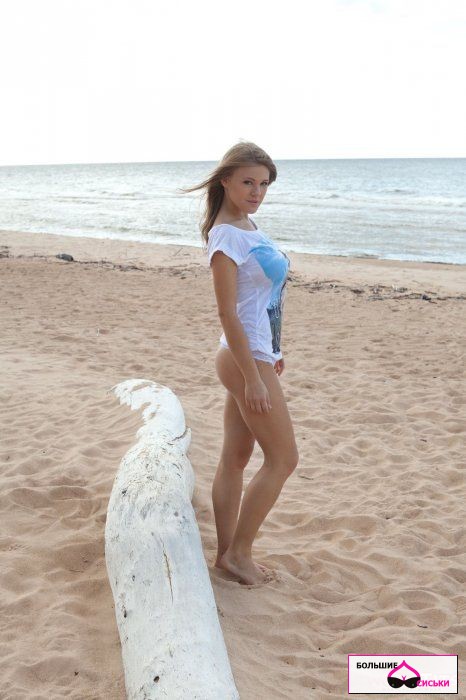 Блондинка с большими сиськами на пляже